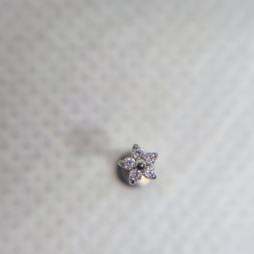 Tiny flower labret