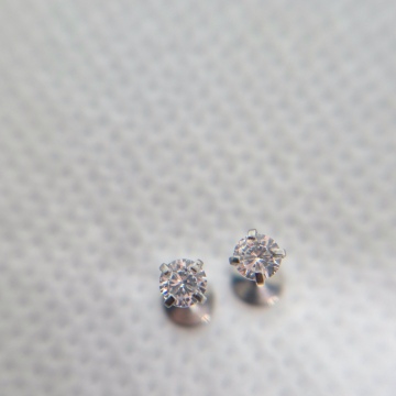 Earlobe 3 claw gem